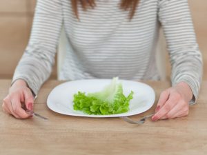 Jika kamu sedang menjalani program diet, lapar adalah tantangan berat, Berikut 4 tips menahan rasa lapar agar sukses jalani program diet.