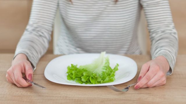 Jika kamu sedang menjalani program diet, lapar adalah tantangan berat, Berikut 4 tips menahan rasa lapar agar sukses jalani program diet.