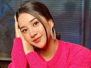 Berita selebriti dan gosip artis: Anya Geraldine mengungsi ke hotel lantaran banjir, namun mengeluh seadaya jadi sorotan netizen.