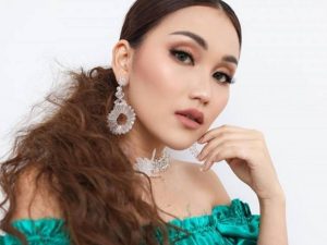 Berita selebriti dan gosip artis: Denny Darko mencoba meramal siapakah jodoh Ayu Ting ing, sebut bukan orang Indonesia.