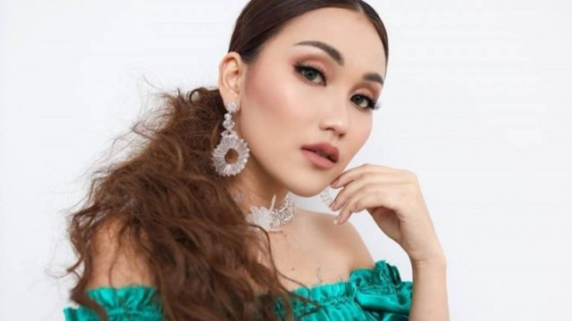 Berita selebriti dan gosip artis: Denny Darko mencoba meramal siapakah jodoh Ayu Ting ing, sebut bukan orang Indonesia.
