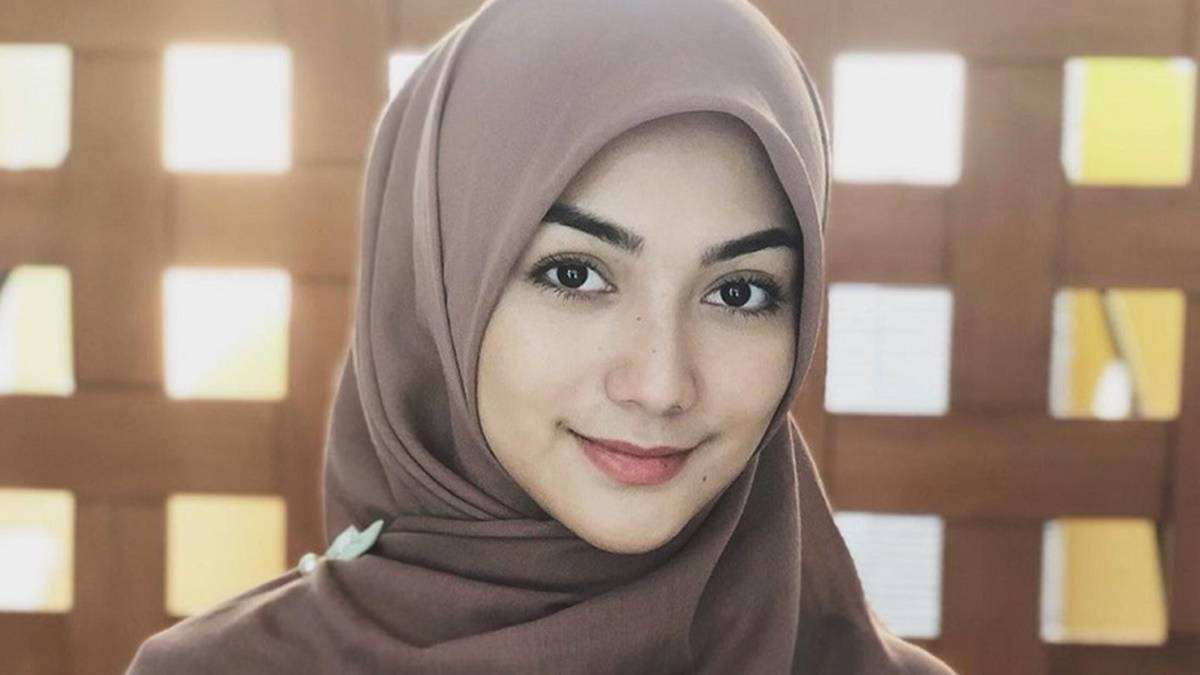 - Artis berhijab