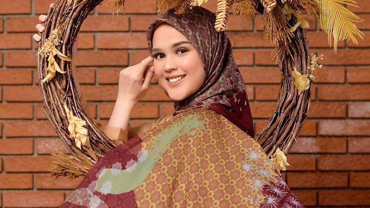 - Artis berhijab