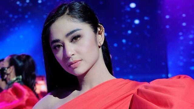Berita selebriti dan gosip artis: Dewi Perssik