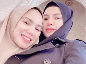 Berita selebriti dan gosip artis: Nikita Mirzani pamer foto bereng kakak perempuannya yang cantik dan saleh sukses jadi sorotan netizen.