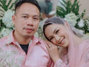 Berita selebriti dan gosip artis: Vicky Prasetyo batal menikah dengan Kalina Oktarani . Baru-baru ini malah posting: pergi saja kau dariku.