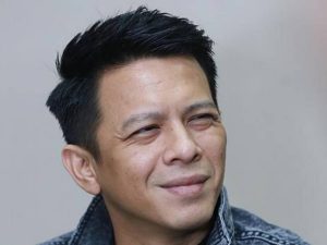 Berita selebriti dan gosip artis: Ariel Noah cerita pengalaman masa kecil, jadi anak paling nakal sampai disebut suka menyiksa.