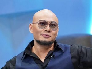 Berita selebriti dan gosip artis: Begini reaksi keluarga besar Deddy Corbuzier ketika dirinya memutuskan pindah agama. Takut jadi radikal.