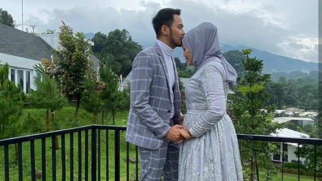 Berita selebriti dan gosip artis: Elly Sugigi berusaha tegar dan tutup telinga tentang omongan miring banyak pihak padanya.