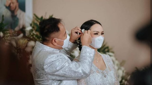 Berita selebriti dan gosip artis: Kalina Oktarani umumkan alas an batalnya pernikahan dengan Vicky Prasetyo.