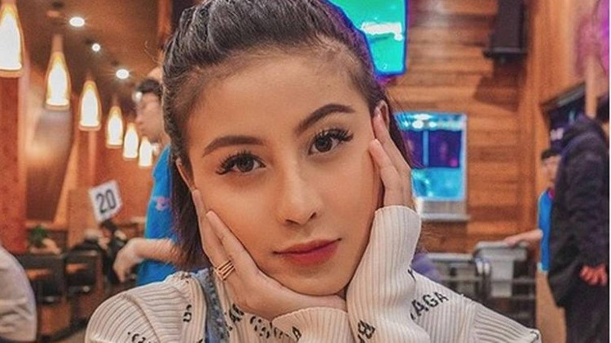 Berita selebriti dan gosip artis: Awkarin beberkan alas an jika dirinya pernah menyembunyikan instastory dari ayahnya.