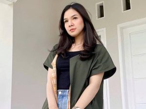 Berita selebriti dan gosip artis: Ini penyanyi cantik asal Minang yang punya suara merdu, Kintani Putri Medya.