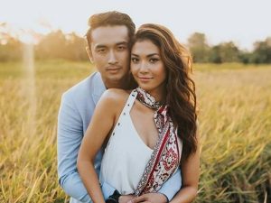 Berita selebriti dan gosip artis: Ditanya Netizen, begini jawaban singkat Mezty Mez ketika kemungkinan balik menganut agama Islam.