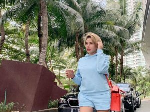 Berita selebriti dan gosip artis: Nikita Mirzani kini sebut lebih tertarik menjalin hubungan dengan pria Indonesia sebagai pacar.