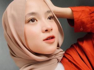 Berita selebriti dan gosip artis: Nissa Sabyan dikabarkan hamil hasil pernikahan siri dengan Ayus, begini reaksi keluarga Ayus.