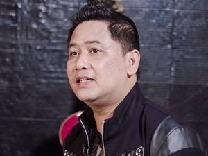 Berita selebriti dan gosip artis: Paranormal ini sebut ada artis yang pakai susuk dan kini terlihat seperti nenek-nenek.