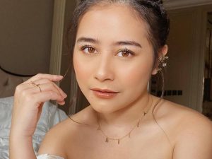 Berita selebriti dan gosip artis: Merasa enggan untuk menikah, Prilly Latuconsina sebut menikah tidak hanya soal reproduksi semata.