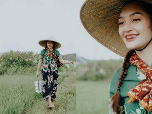 Berita selebriti dan gosip artis: Berfoto ala tradisional di sawah, begini paras menawan Siti Badriah dan suaminya.