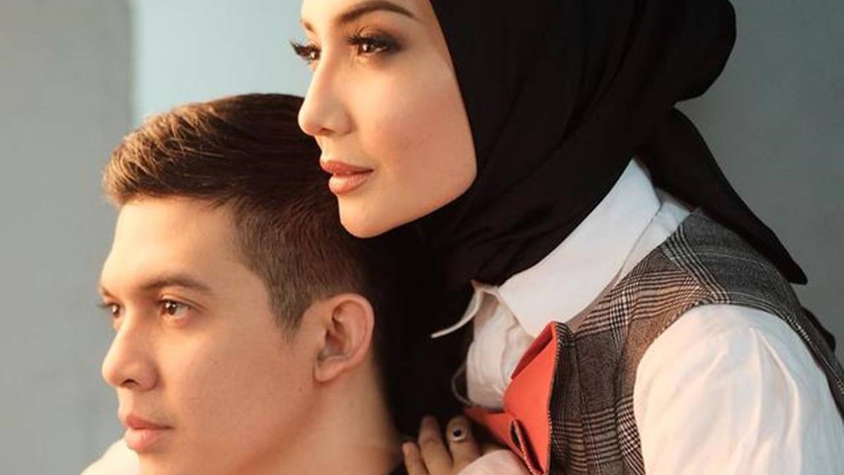 Berita selebriti dan gosip artis: Zaskia Sungkar terpaksa dilarikan ke rumah sakit, buat banyak orang khawatir keselamatan kandungannya.