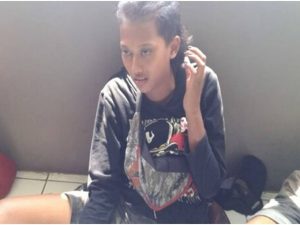 Berita terbaru hari ini: Seorang pengamen wanita, Novi, asal Madiun mampu hasilkan uang Rp 9 juta dari hasil mengamen di jalanan.