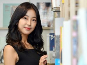 Berita artis, selebriti, dan gosip terbaru hari ini: Mantan atlet skating indah Korea Selatan  Choi Won Hee ini putuskan jadi "dukun" untuk selamatkan hidupnya.