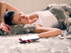 Ini enam bahaya yang dapat dialami orang yang suka bermain ponsel sebelum tidur.