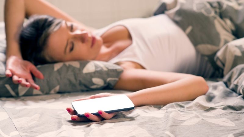 Ini enam bahaya yang dapat dialami orang yang suka bermain ponsel sebelum tidur.