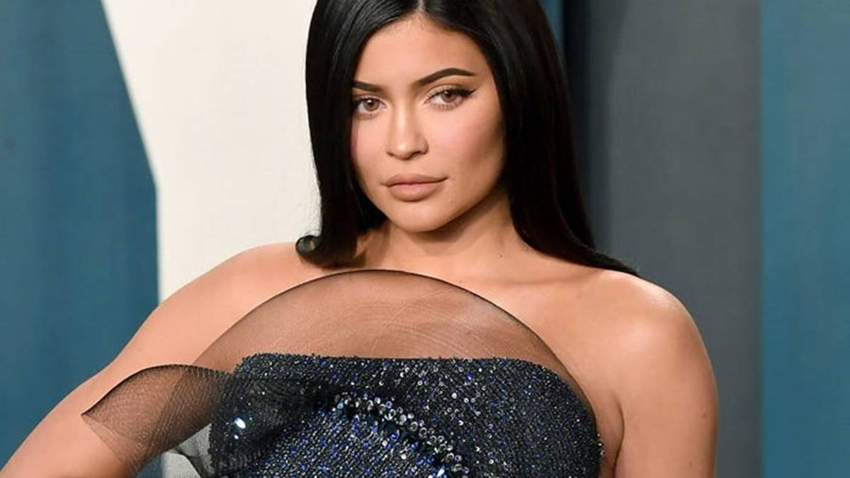 Berita selebriti dan gosip artis: Jadi salah satu selebriti terkaya, Kylie Jenner malah lakukan penggalangan dana demi penata riasnya.