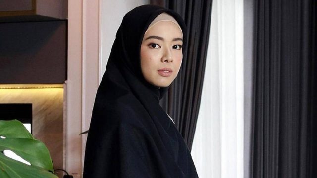 Berita selebriti dan gosip artis: Karena jadi mualaf diam-diam, Lindswell Kwok harus latihan keras saat bulan ramadhan.