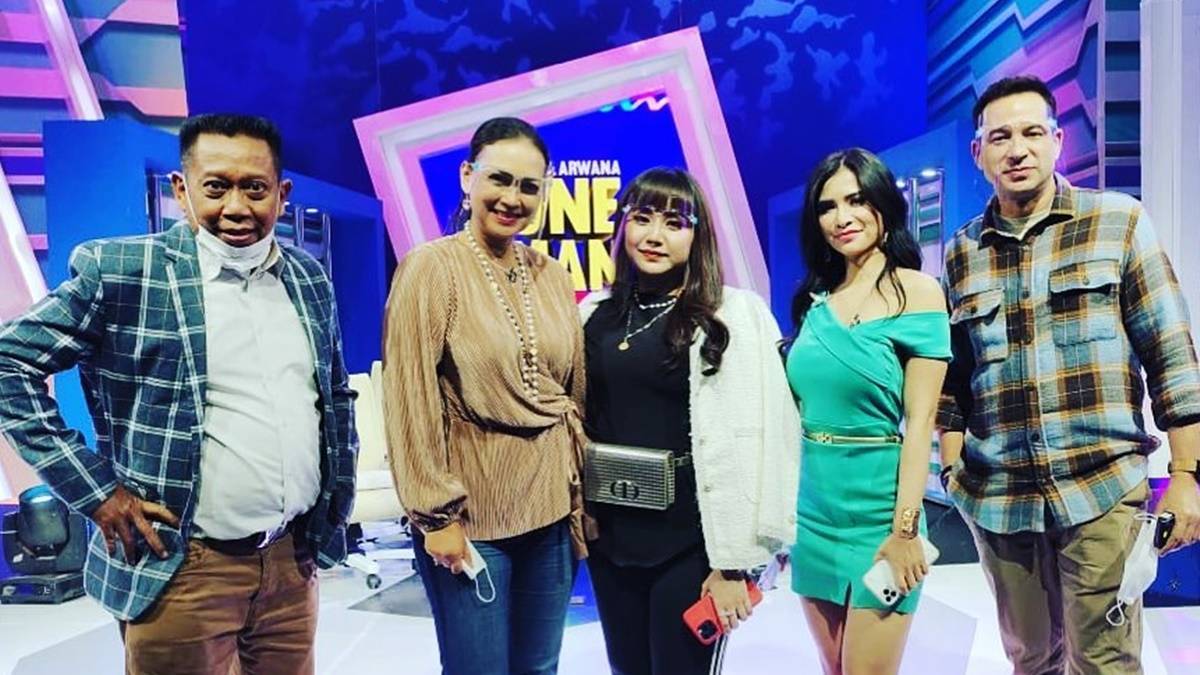 Artis beda agama