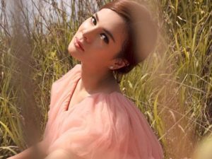 Berita selebriti dan gosip artis: Bersahabat dengan mantan kekasih, Astrid Tiar ungkap sang suami bukan pencemburu.  