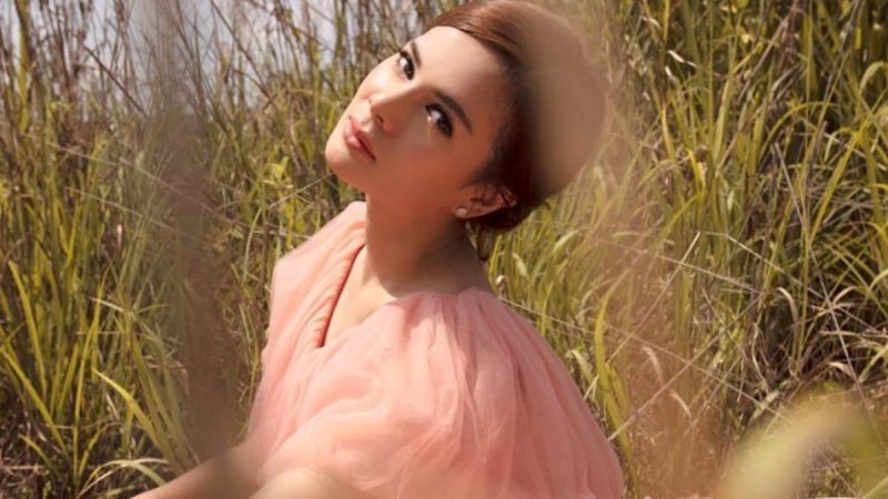 Berita selebriti dan gosip artis: Bersahabat dengan mantan kekasih, Astrid Tiar ungkap sang suami bukan pencemburu.  