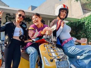 Berita selebriti dan gosip artis: Makin dekat dengan Awkarin, Cinta Laura girang naik motor. Ini Momen Cinta Laura naik motor di Jalan Raya.