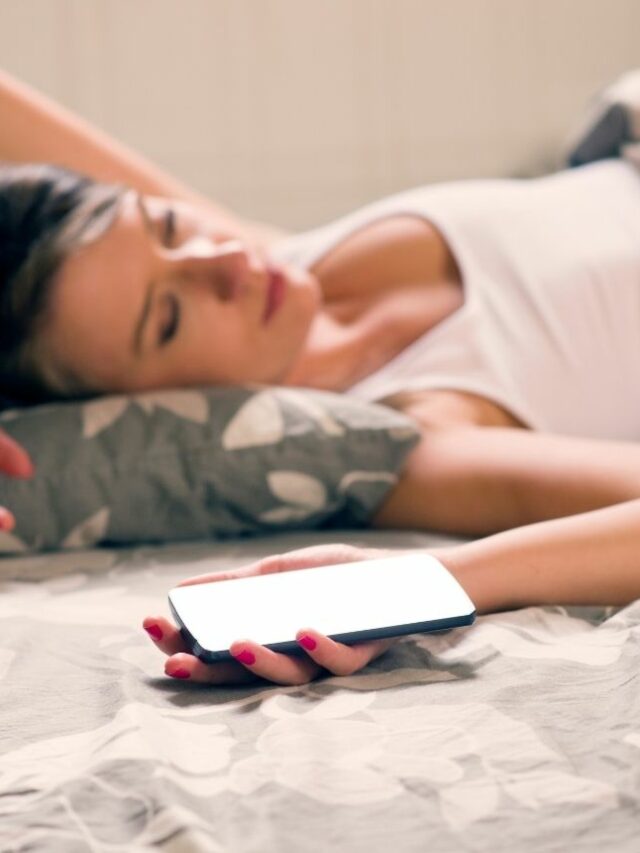 Ini 6 Bahaya Bermain Ponsel Sebelum Tidur