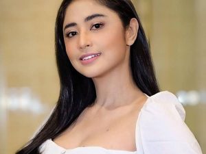 Dewi Perssik - Salon Artis is