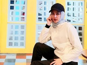 Berita selebriti dan gosip artis: Dina Lorenza ingin kembali menikah, namun hanya ingin bertemu suami selama 3 hari dalam seminggu.