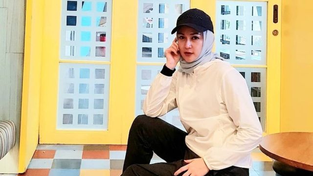 Berita selebriti dan gosip artis: Dina Lorenza ingin kembali menikah, namun hanya ingin bertemu suami selama 3 hari dalam seminggu.