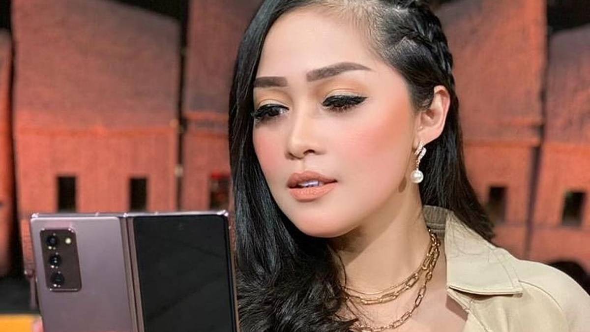 artis dihamili pria lain