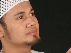 Berita selebriti dan gosip artis: Hasan Sofyan tak bisa jadi wali nikah anaknya dengan Ustaz Guntur Bumi karena tak bisa baca huruf gundul.