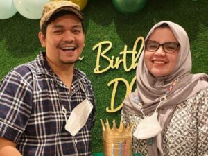 Cekricek.id - Aldila Jelita atau Dilla Bekti selalu berada di samping suaminya yaitu Indra Bekti yang sempat ngedrop dan masuk rumah sakit