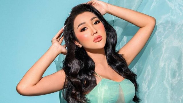 Berita selebriti dan gosip artis: Lucinta Luna bagikan pengalaman saat mandi di rutan, buat tahanan lain tercengang.