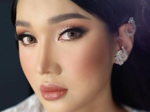 Berita selebriti dan gosip artis: Lucinta Luna tak kuasa menangis di depan Deddy Corbuzier, sebut tak biasa percaya lagi dengan orang lain.