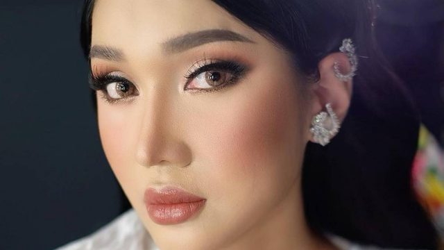 Berita selebriti dan gosip artis: Lucinta Luna tak kuasa menangis di depan Deddy Corbuzier, sebut tak biasa percaya lagi dengan orang lain.
