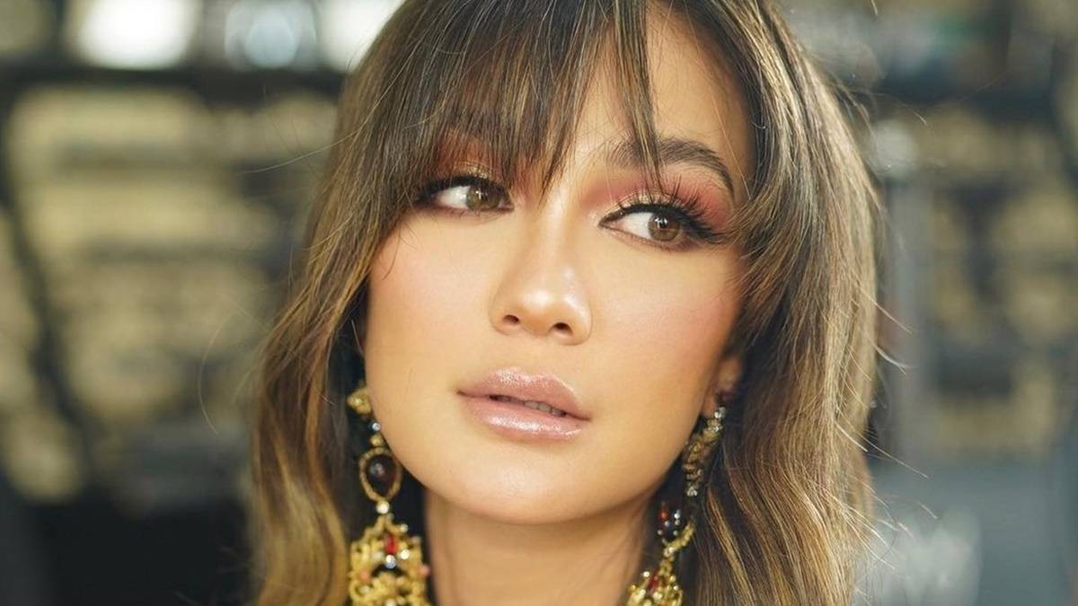 Berita selebriti dan gosip artis:  Luna Maya dekat dengan bos Tv swasta, dibelikan sebuah tas branded harga fantastis.