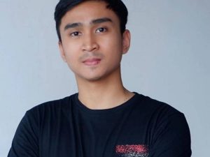 Berita selebriti dan gosip artis: Diundang jadi bintang tamu, Lutfi Agizal ngamuk karena malah dilempari dengan segepok uang dolar.