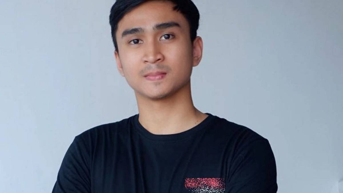 Berita selebriti dan gosip artis: Diundang jadi bintang tamu, Lutfi Agizal ngamuk karena malah dilempari dengan segepok uang dolar.