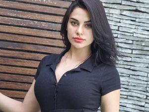Berita selebriti dan gosip artis: Nora Alexandra unggah postingan galau terkait penghakiman warganet. Ia berusaha untuk tampil sempurna.
