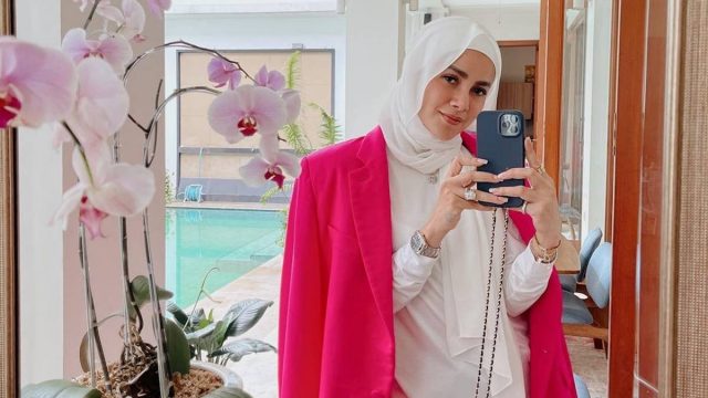 Berita selebriti dan gosip artis: Dibandingkan harus dimadu suami, Olla Ramlan biarkan sang suami berselingkuh.