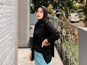 Berita selebriti dan gosip artis: Riri Fairuz memilih tak ingin umbar aib sang suami saat ditanya media.