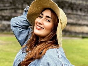 Berita selebriti dan gosip artis: Artis cantik Tania Nadira menunjukkan satu set perhiasannya, harganya mencapai Rp 1 miliar.